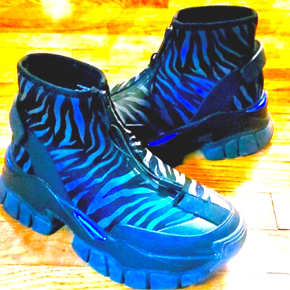 Rare incredibly, comfy, high top sneaker, boot style platform, chunky heel EUC